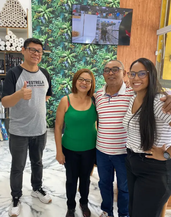 Cliente satisfeito na loja Estrela