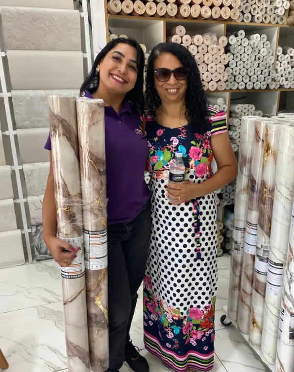 Cliente satisfeito na loja Estrela