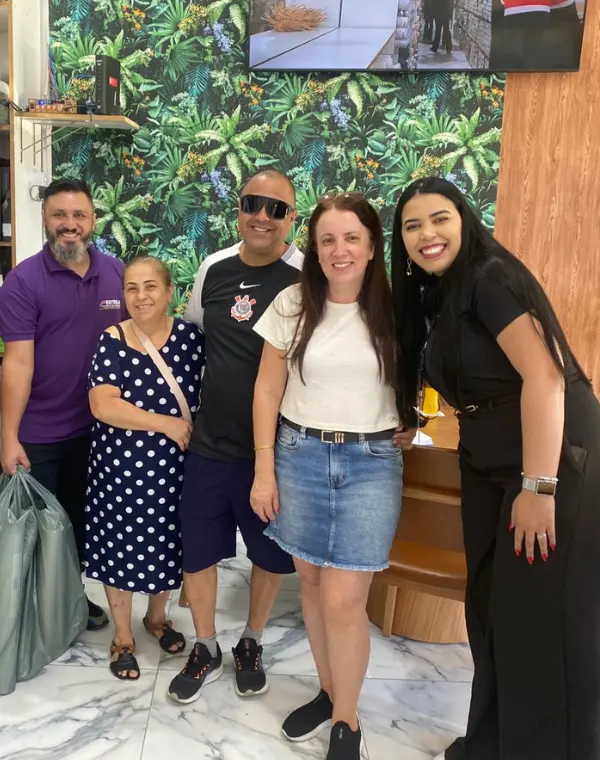 Cliente satisfeito na loja Estrela
