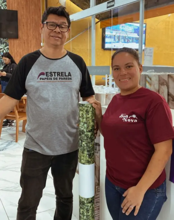 Cliente satisfeito na loja Estrela