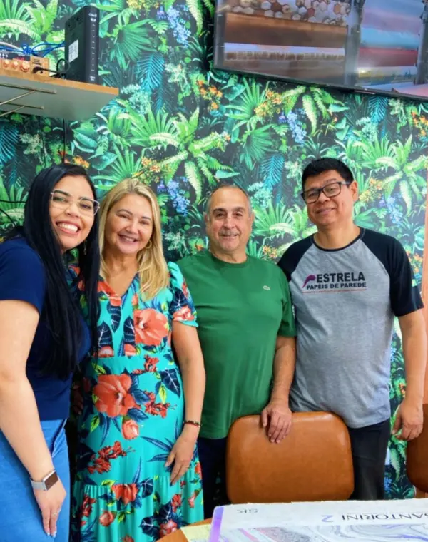 Cliente satisfeito na loja Estrela