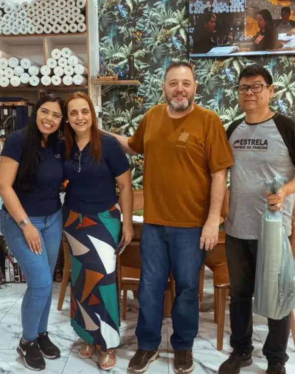 Cliente satisfeito na loja Estrela