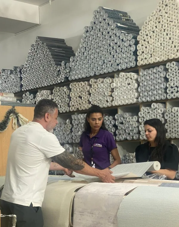 Cliente satisfeito na loja Estrela